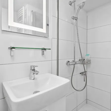 Studio! King Size Bett Autobahn Parkplatz *