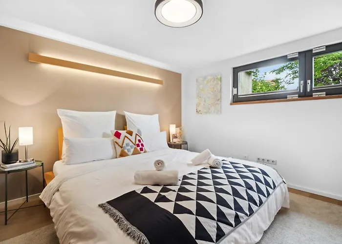 Studio! King Size Bett Autobahn Parkplatz *